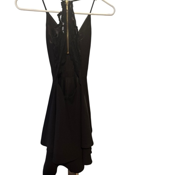 Elegant Black Dress with Lace Detail - Picture 1 of 4